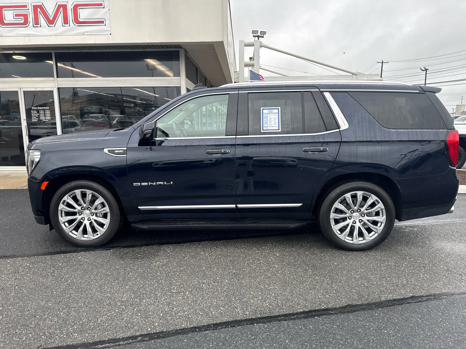 Used 2024 GMC Yukon Denali w/ Advanced Technology Package AWD/4WD image 3