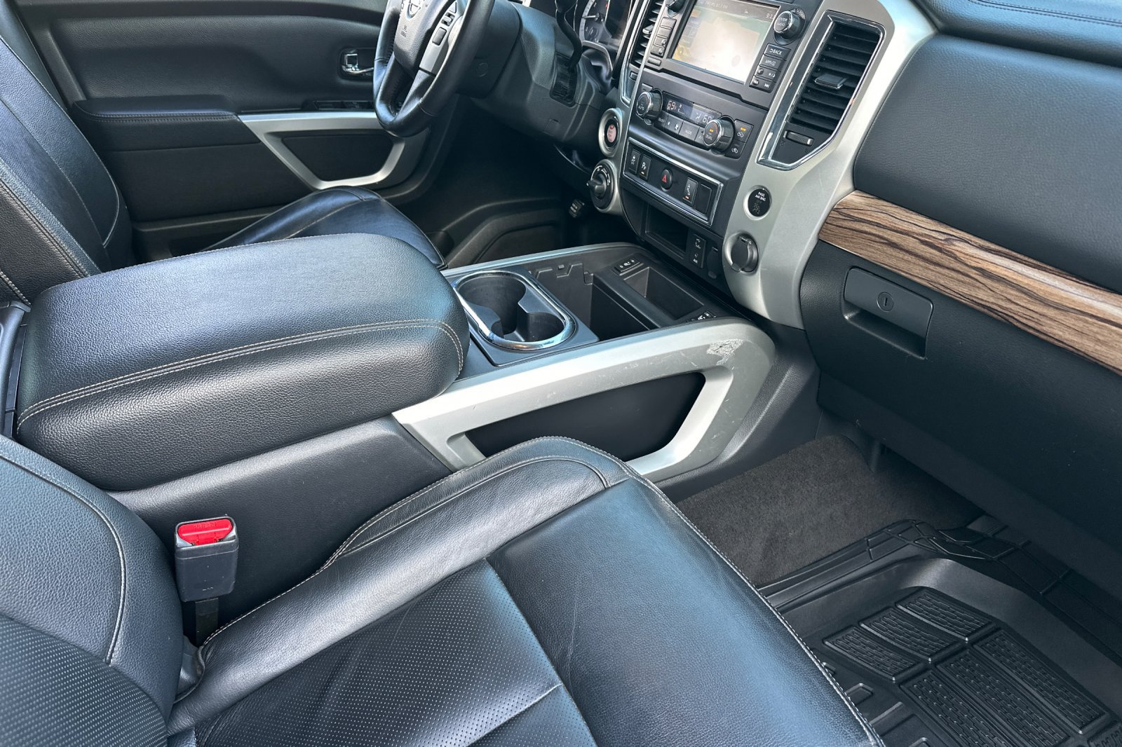 Used 2018 Nissan Titan SL AWD/4WD image 34