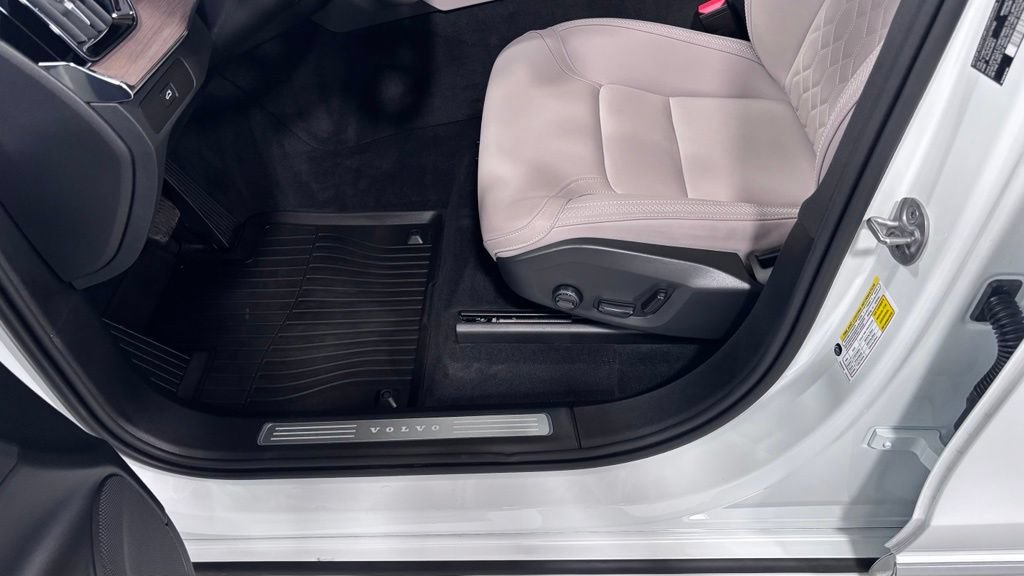 Certified 2025 Volvo XC90 B5 Core w/ Protection Package AWD/4WD image 11