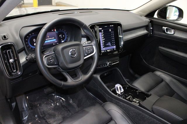 Used 2025 Volvo XC40 B5 Plus image 23