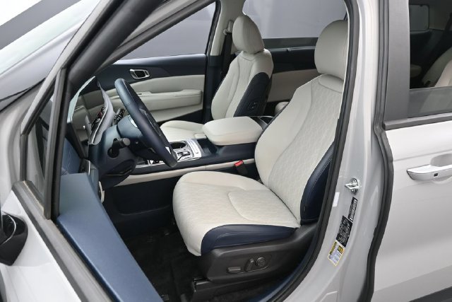 Used 2025 Kia Carnival EX FWD image 10
