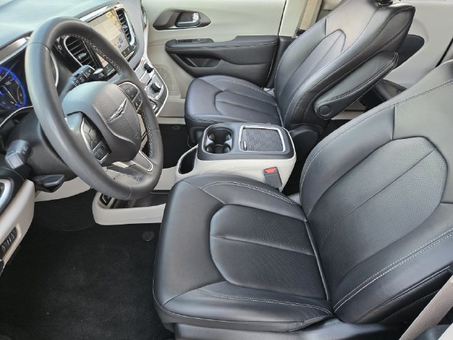 Used 2024 Chrysler Pacifica Touring-L FWD image 13