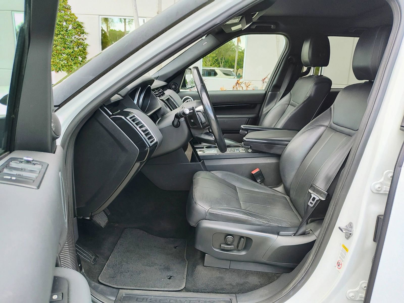 Used 2017 Land Rover Discovery SE image 9