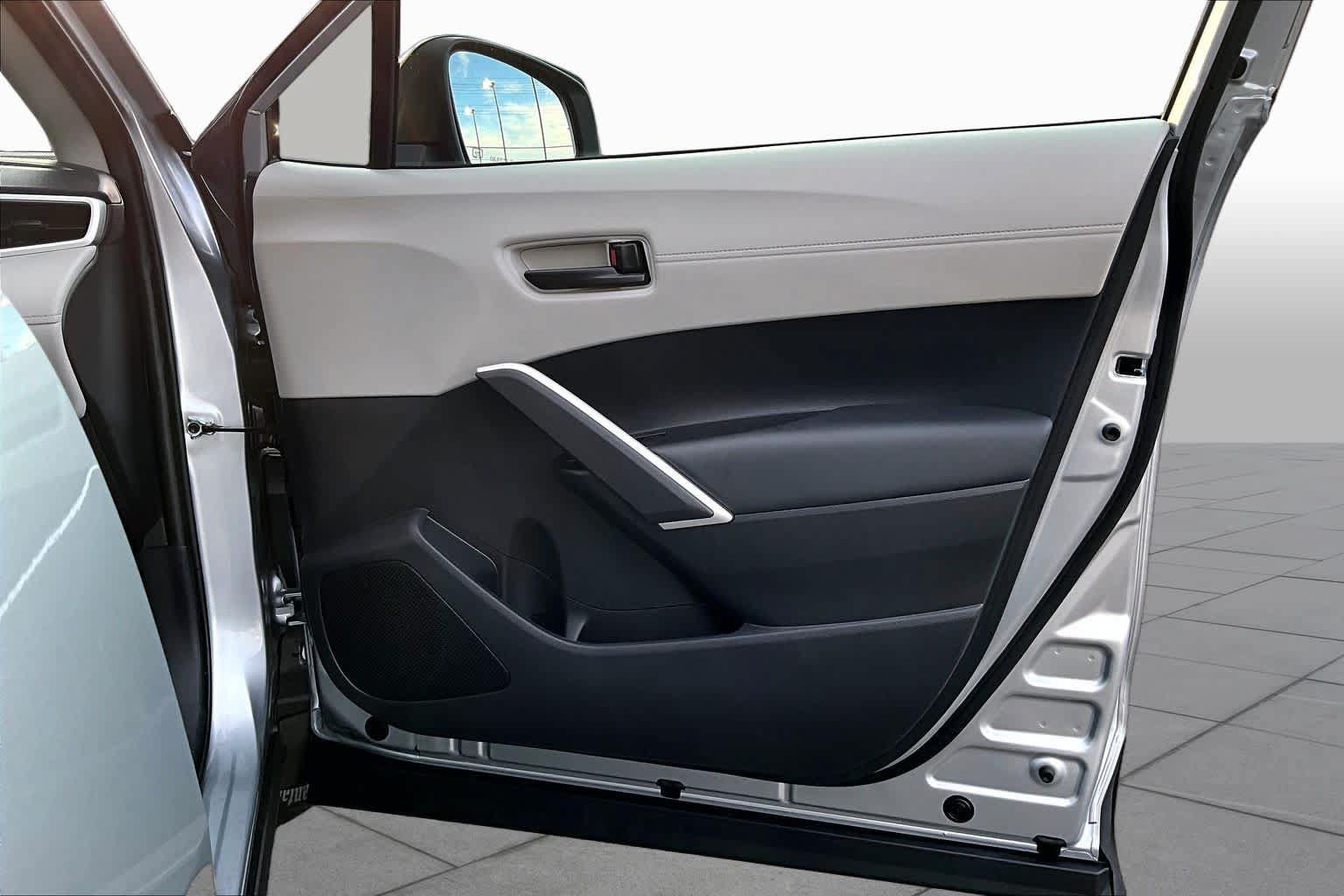 Used 2025 Toyota Corolla Cross L FWD image 23