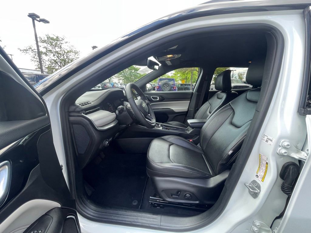 Certified 2025 Jeep Compass Limited AWD/4WD image 17
