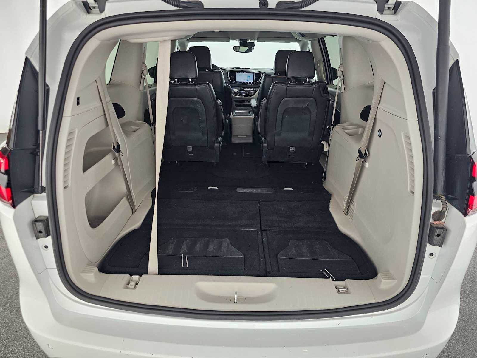 Used 2024 Chrysler Pacifica Touring-L image 15