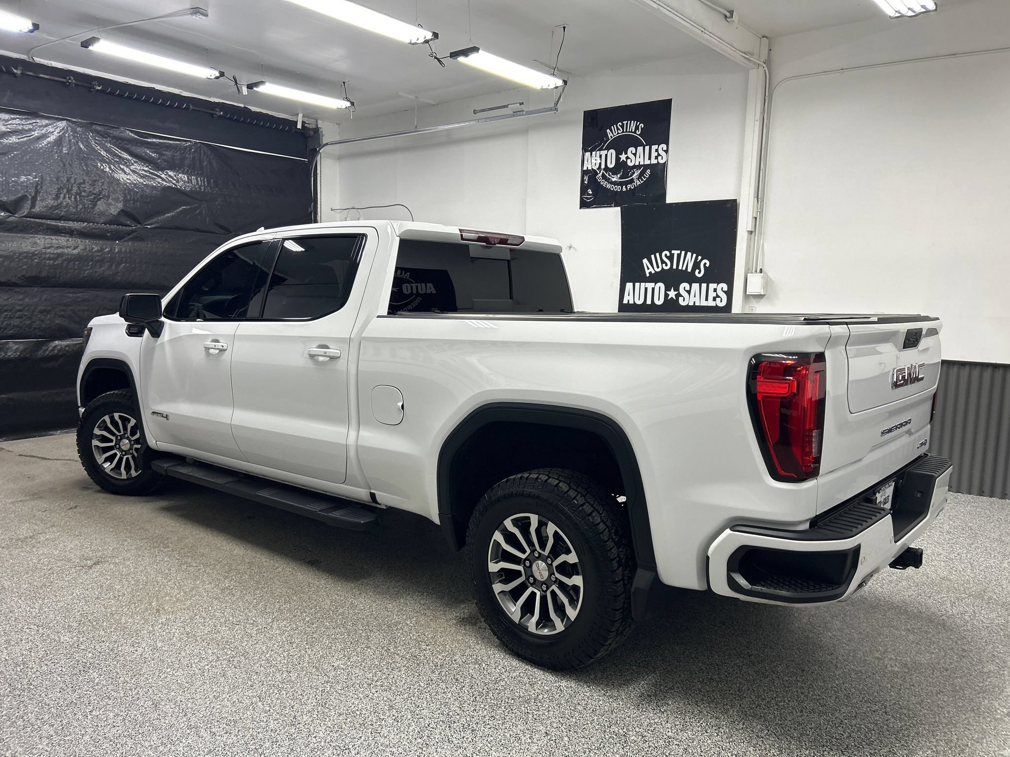 Used 2020 GMC Sierra 1500 AT4 w/ Technology Package AWD/4WD image 4