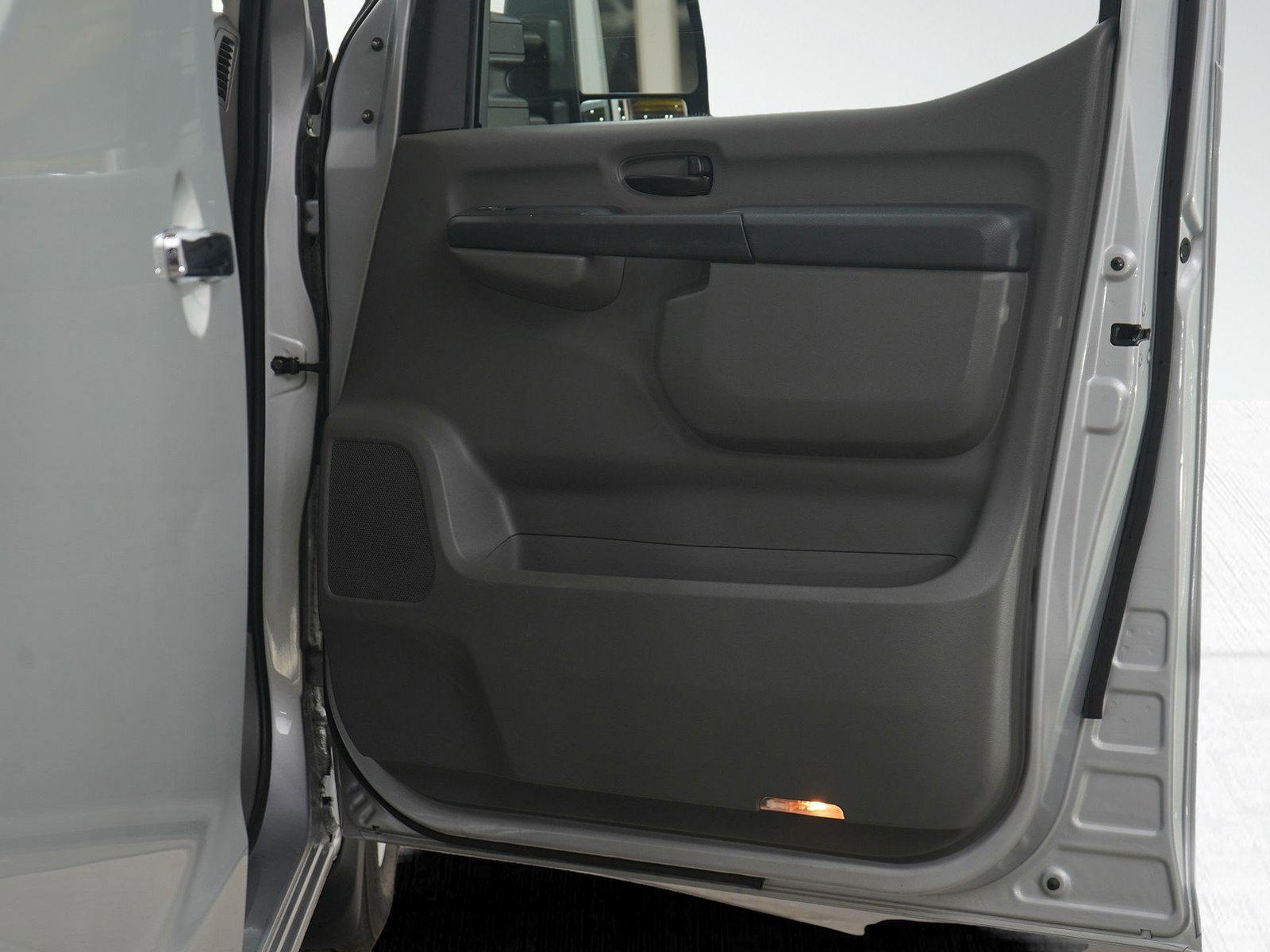 Used 2018 Nissan NV 3500 SL image 10