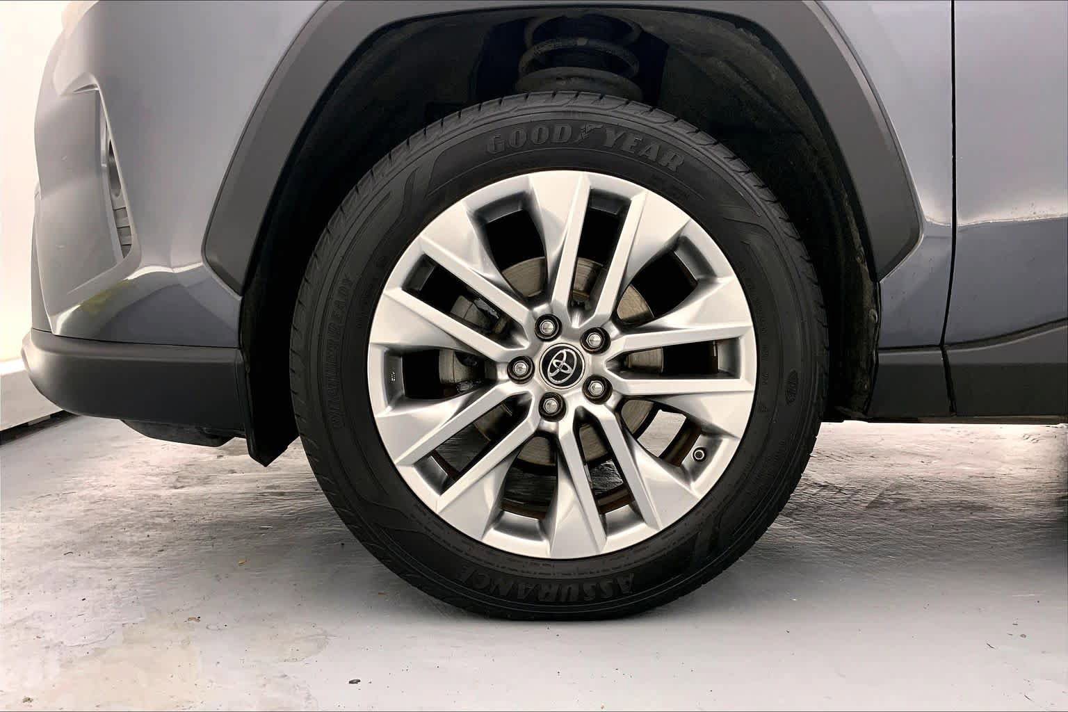 Used 2019 Toyota RAV4 XLE Premium FWD image 8