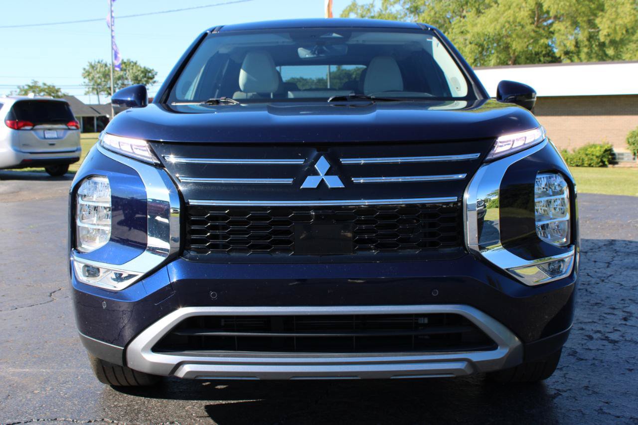 Used 2025 Mitsubishi Outlander SE FWD image 2