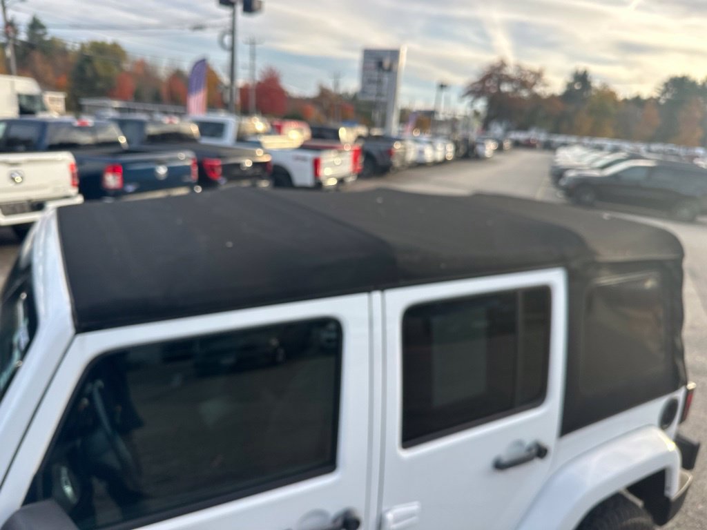 Used 2017 Jeep Wrangler Unlimited Sahara w/ Connectivity Group AWD/4WD image 28