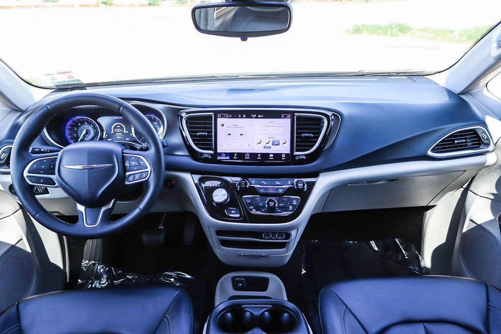 Used 2024 Chrysler Pacifica Touring-L FWD image 14