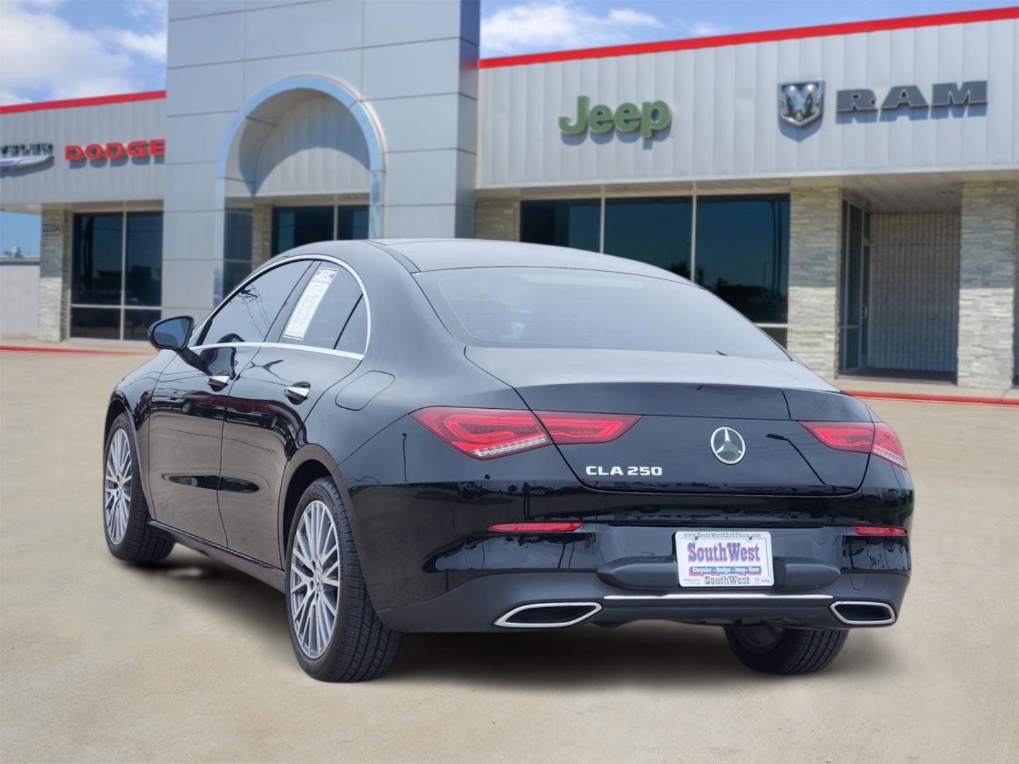 Used 2023 Mercedes-Benz CLA 250 image 4