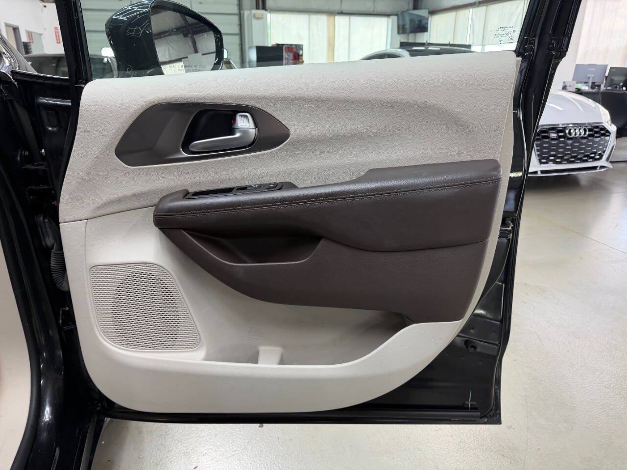Used 2017 Chrysler Pacifica Touring-L Plus w/ Advanced Safetytec Group FWD image 15