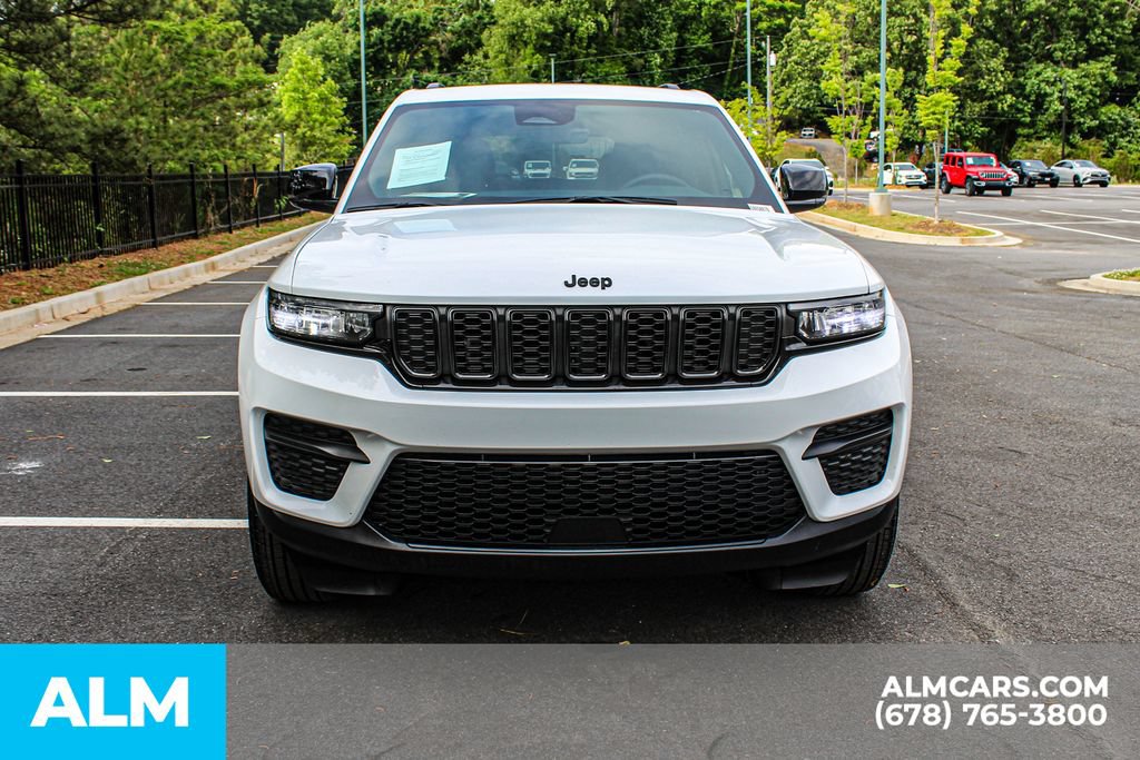 Used 2025 Jeep Grand Cherokee Altitude AWD/4WD image 9