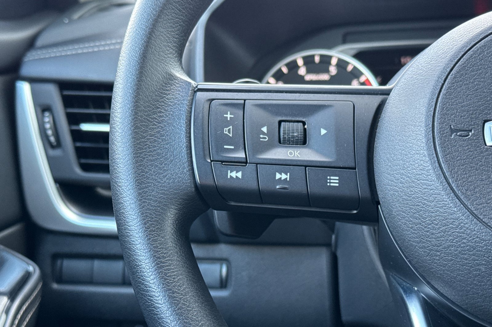 Certified 2024 Nissan Rogue SV image 27