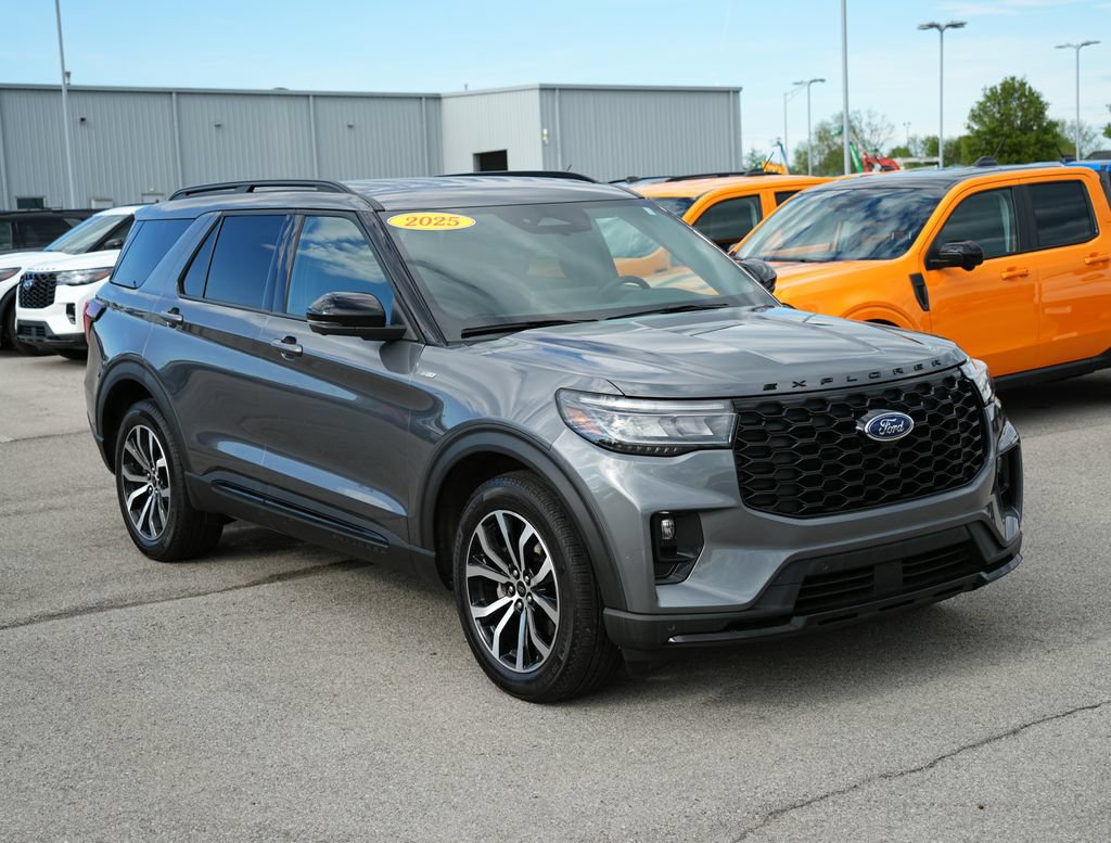 Used 2025 Ford Explorer ST-Line RWD image 4