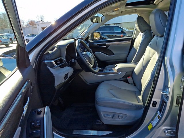 Used 2024 Toyota Highlander Limited image 14