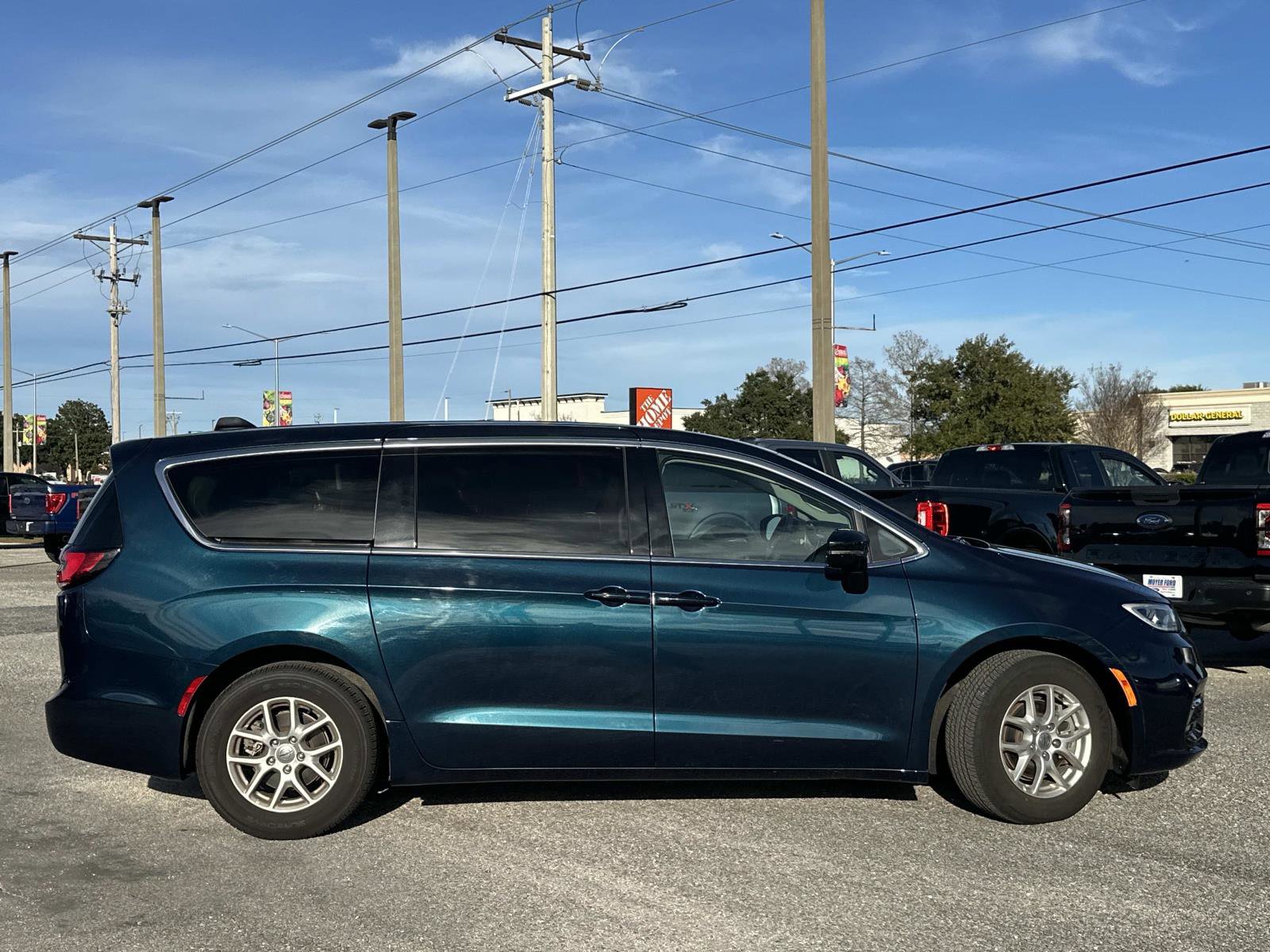 Used 2024 Chrysler Pacifica Touring-L FWD image 4