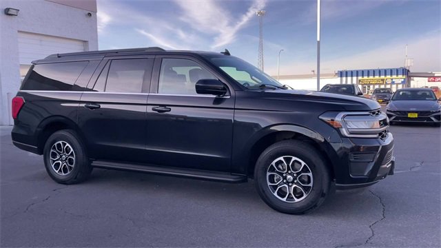 Used 2023 Ford Expedition Max XLT image 3