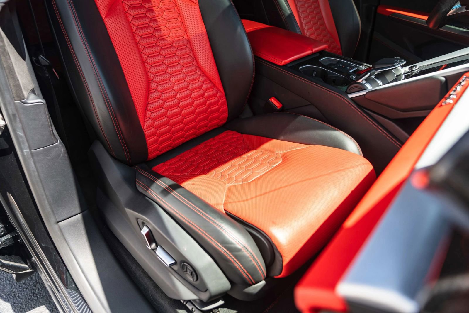 Used 2020 Lamborghini Urus AWD/4WD image 21