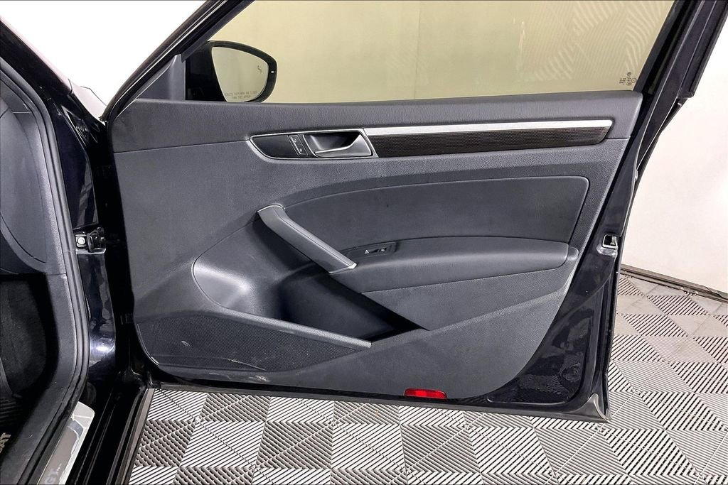 Used 2018 Volkswagen Passat 3.6 image 26