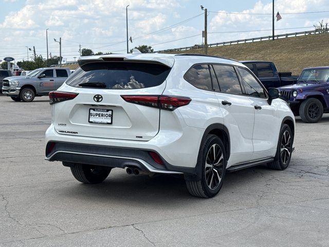 Used 2021 Toyota Highlander XSE FWD image 3