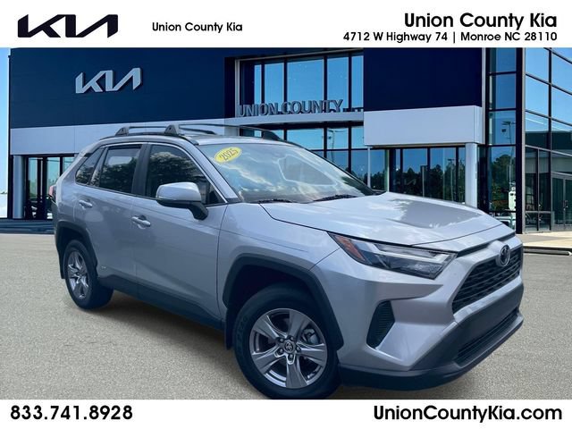 Used 2025 Toyota RAV4 XLE AWD/4WD image 1
