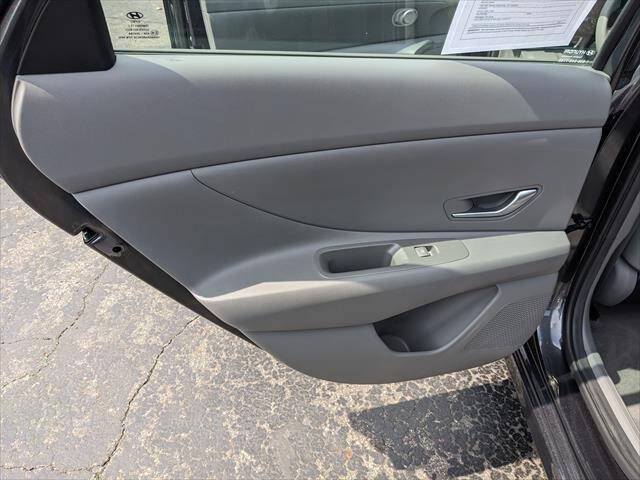 Used 2021 Hyundai Elantra SE FWD image 13