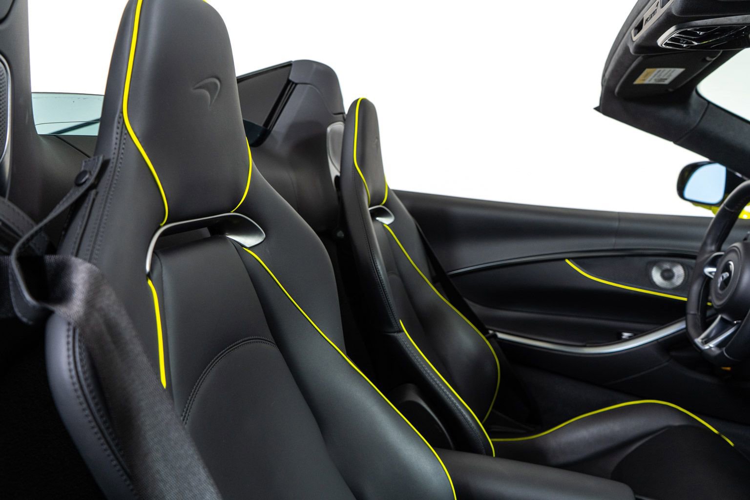 Used 2025 McLaren Artura Spider image 40