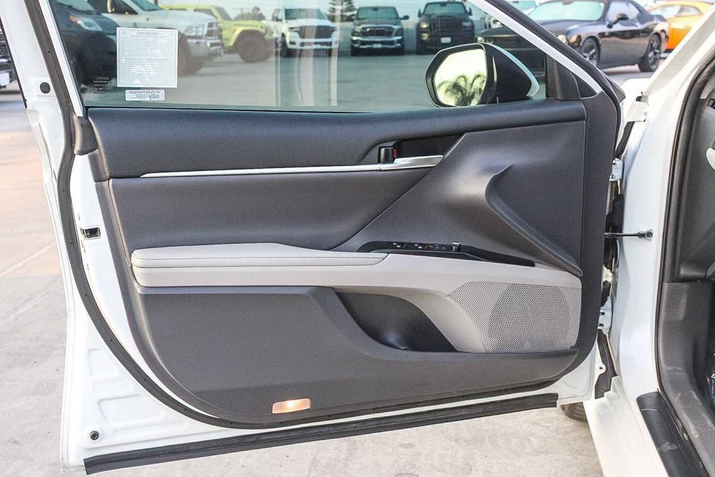 Used 2020 Toyota Camry XLE w/ Preferred Accessory Package FWD image 25