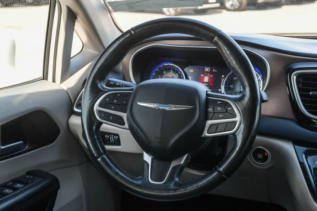 Used 2018 Chrysler Pacifica Touring-L Plus FWD image 12