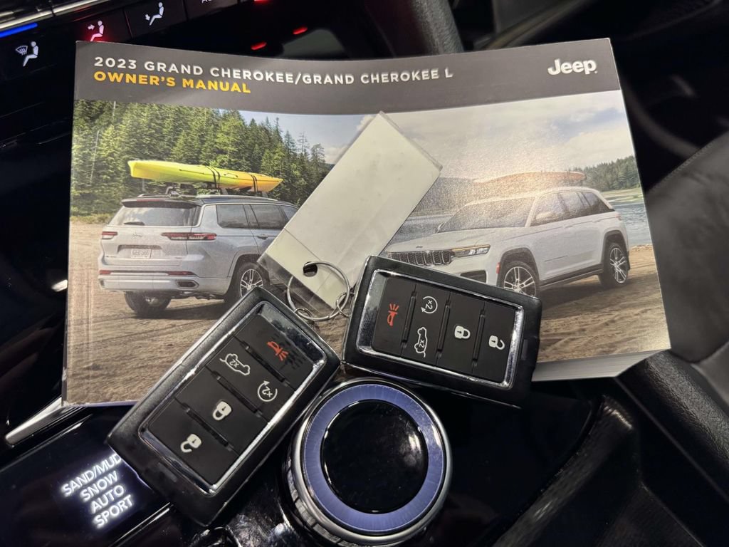 Used 2023 Jeep Grand Cherokee Limited AWD/4WD image 34