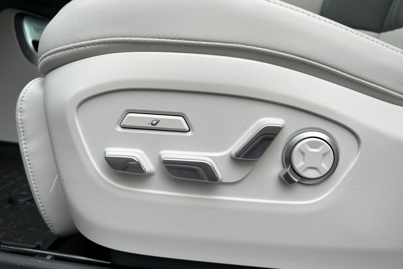 New 2026 Hyundai Ioniq 9 Calligraphy image 13