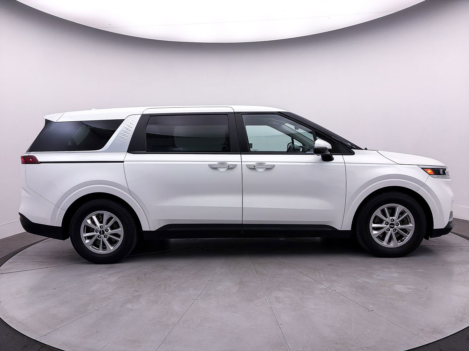 Used 2022 Kia Carnival LX image 41