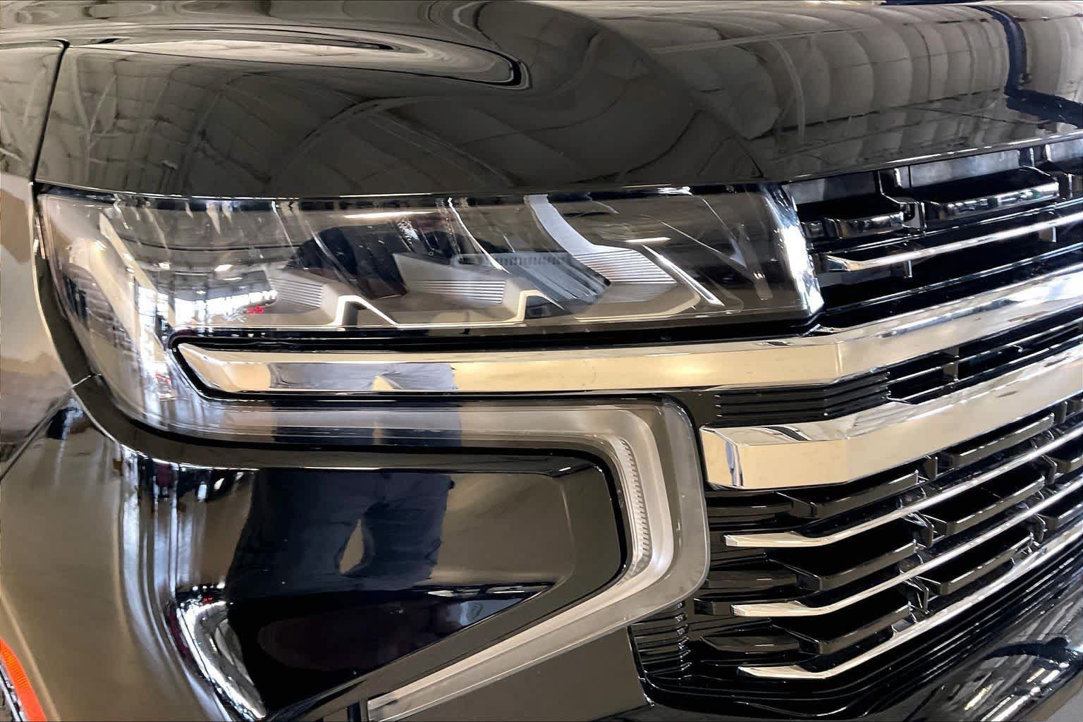 Used 2021 Chevrolet Suburban LT w/ Luxury Package RWD image 24
