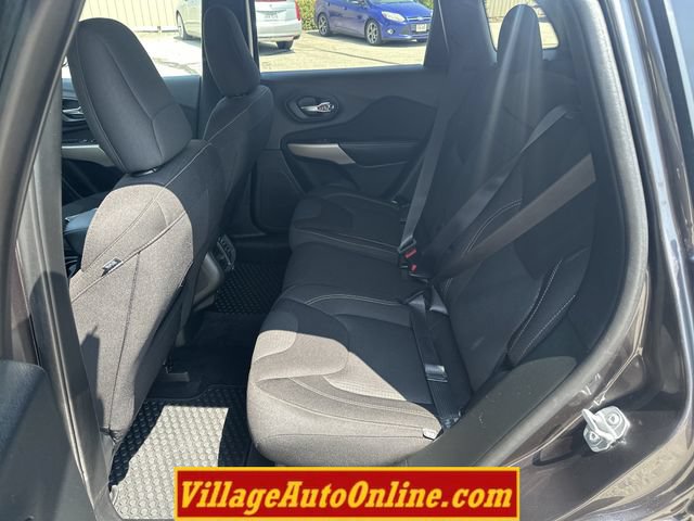 Used 2017 Jeep Cherokee Latitude w/ Comfort/Convenience Group AWD/4WD image 29