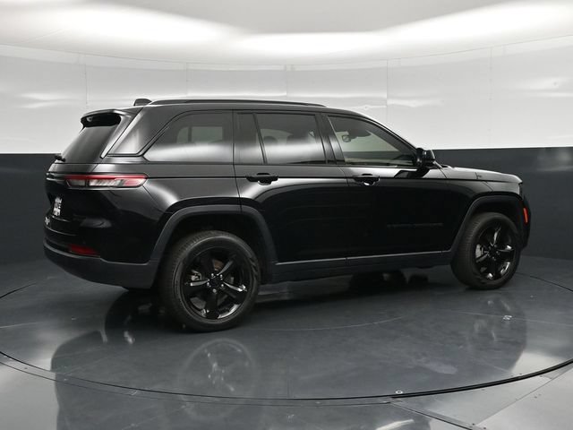 Used 2023 Jeep Grand Cherokee Limited w/ Black Appearance Package AWD/4WD image 2