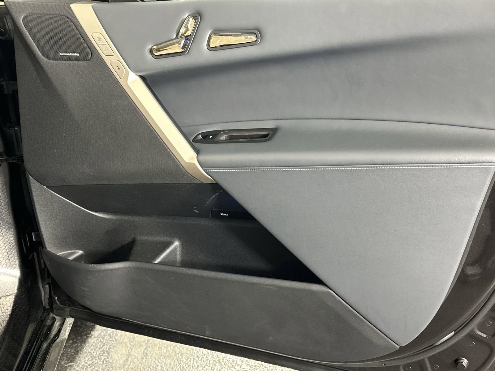 Used 2022 BMW iX xDrive50 w/ Premium Package image 34