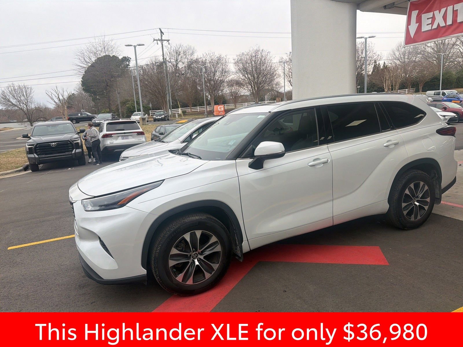 Used 2022 Toyota Highlander XLE image 14
