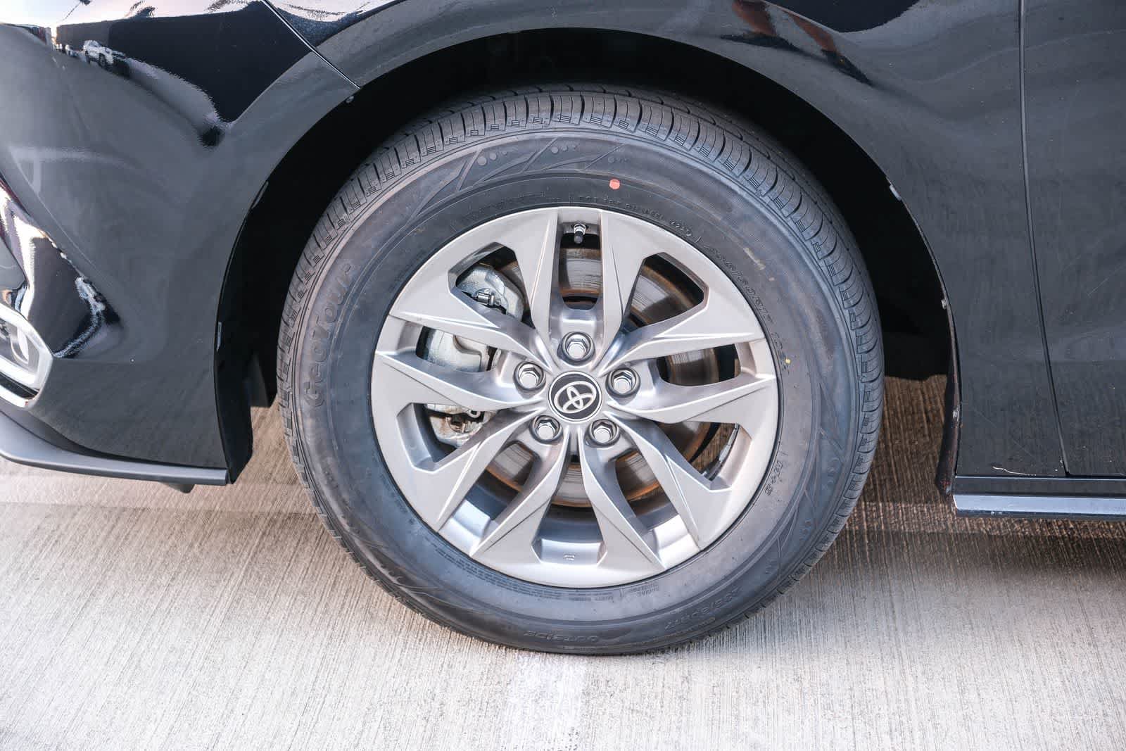 Certified 2024 Toyota Sienna XLE FWD image 9