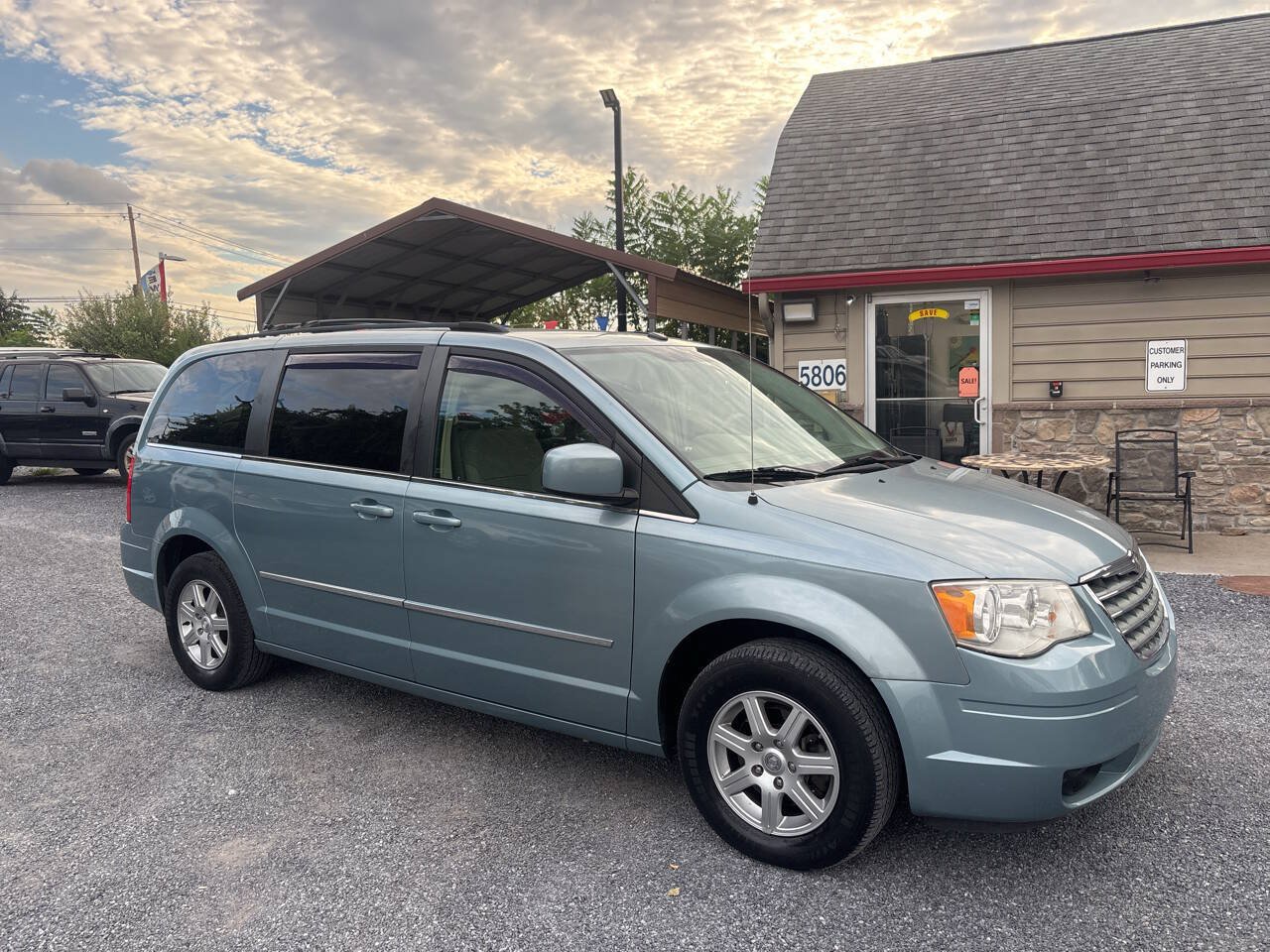 Used 2010 Chrysler Town & Country Touring w/ Entertainment Group #2 FWD image 4