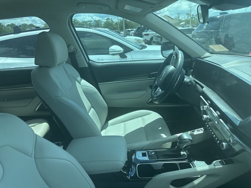 Used 2024 Kia Telluride S image 12