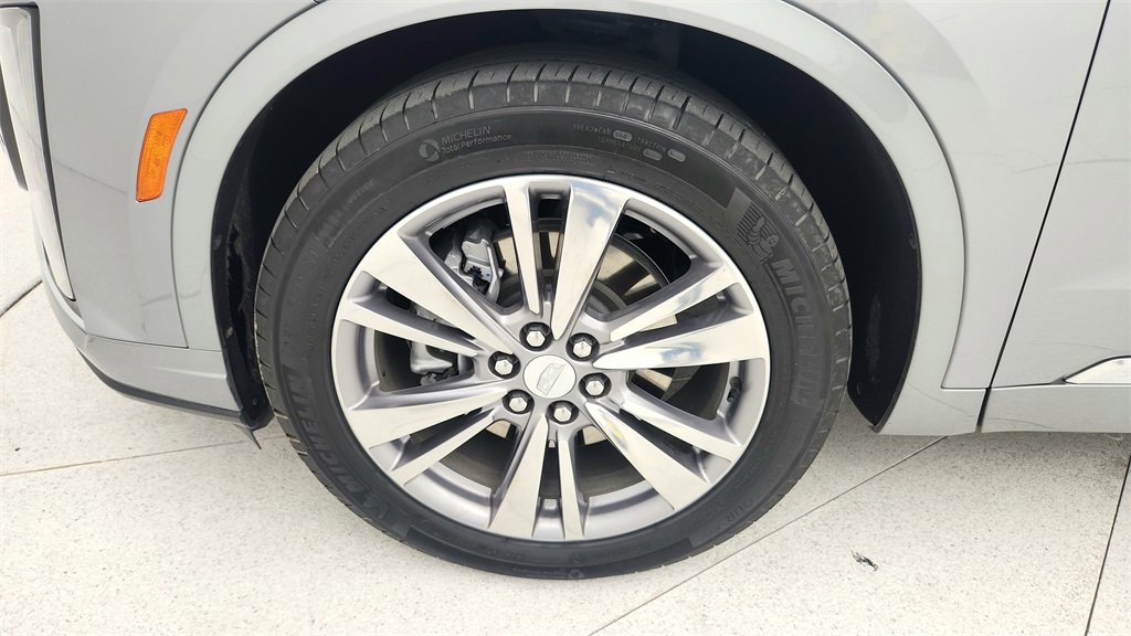 Used 2025 Cadillac XT6 Premium Luxury image 32