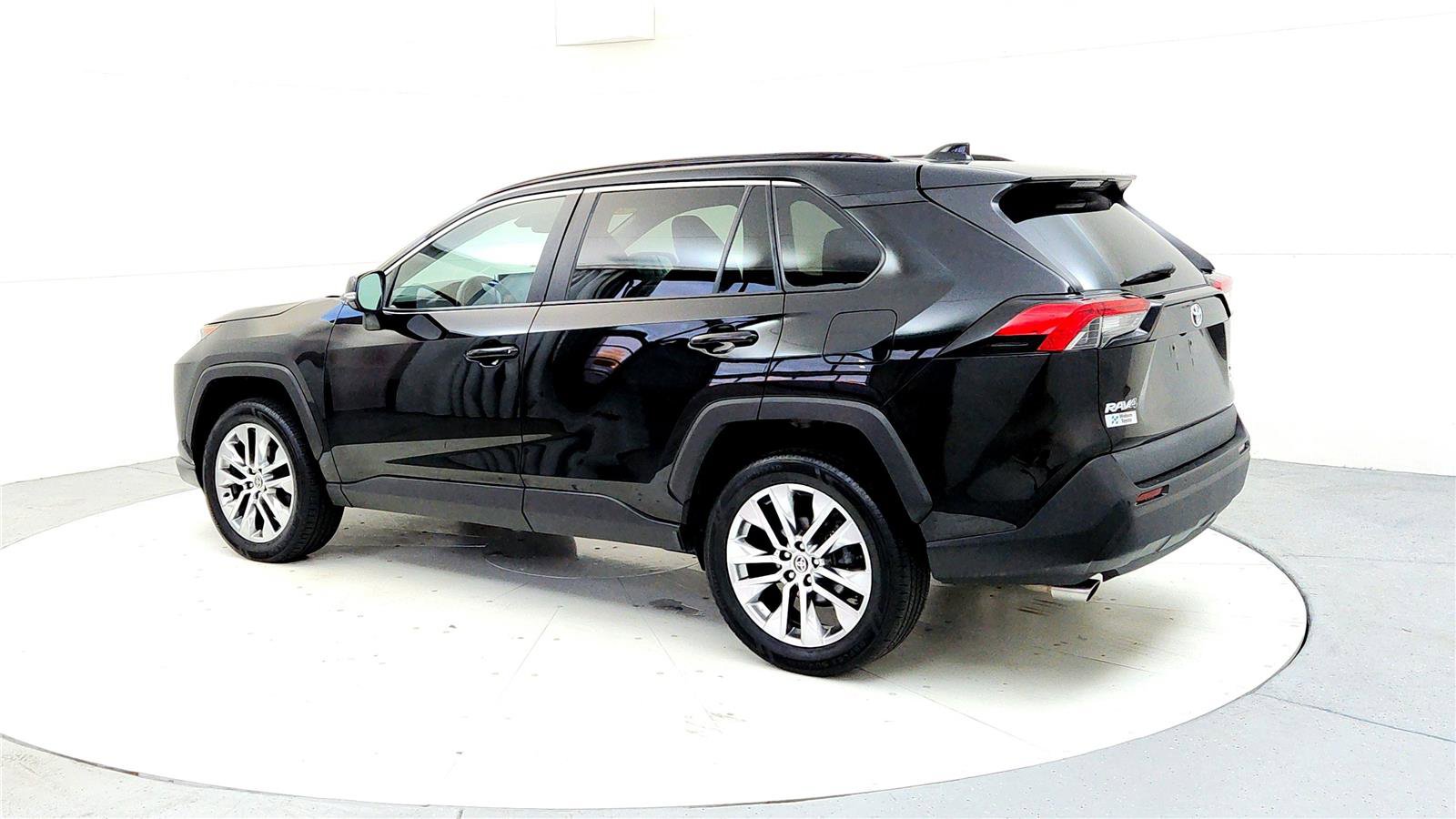 Used 2021 Toyota RAV4 XLE Premium AWD/4WD image 4