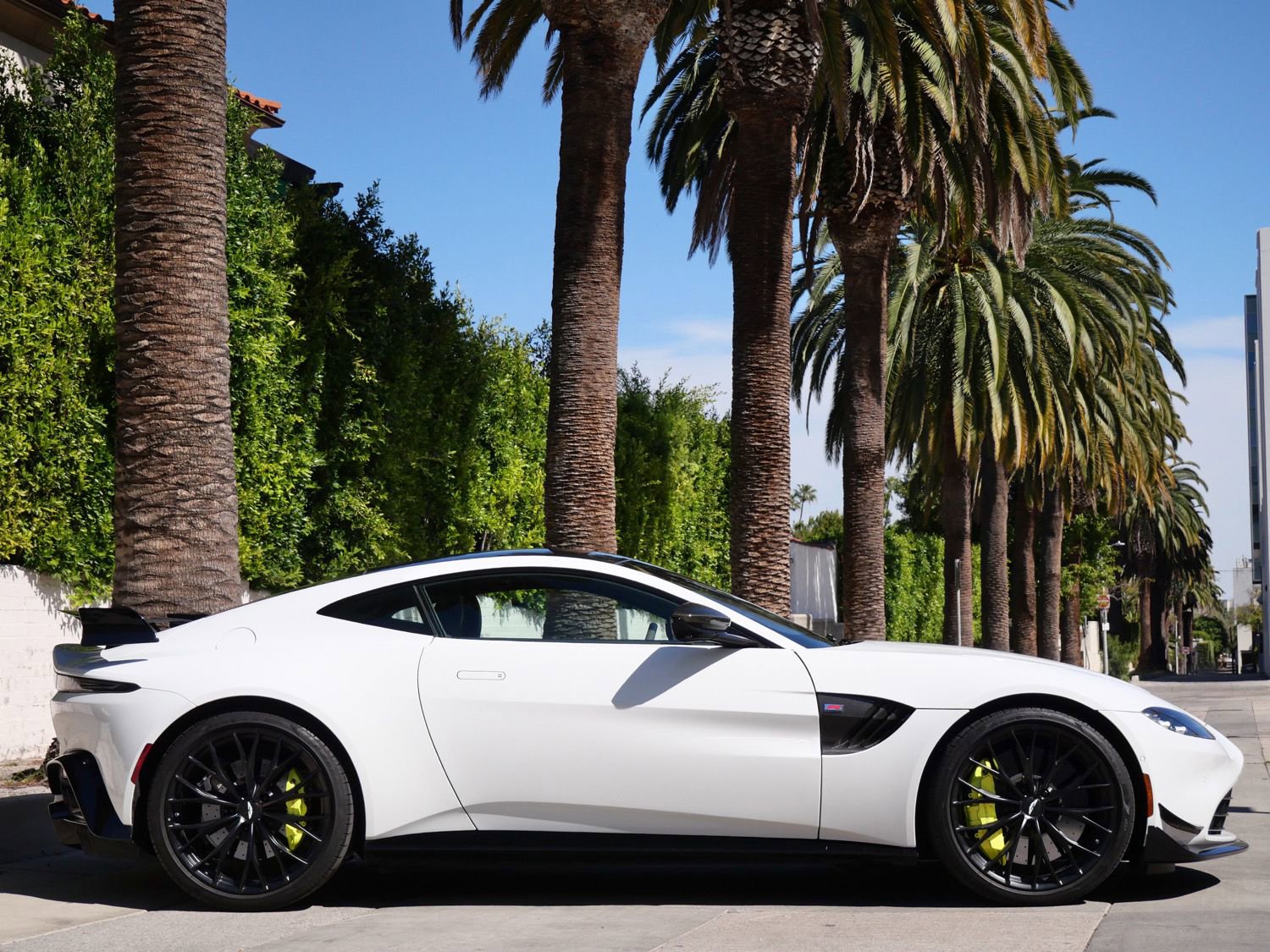 Used 2023 Aston Martin V8 Vantage Coupe image 17