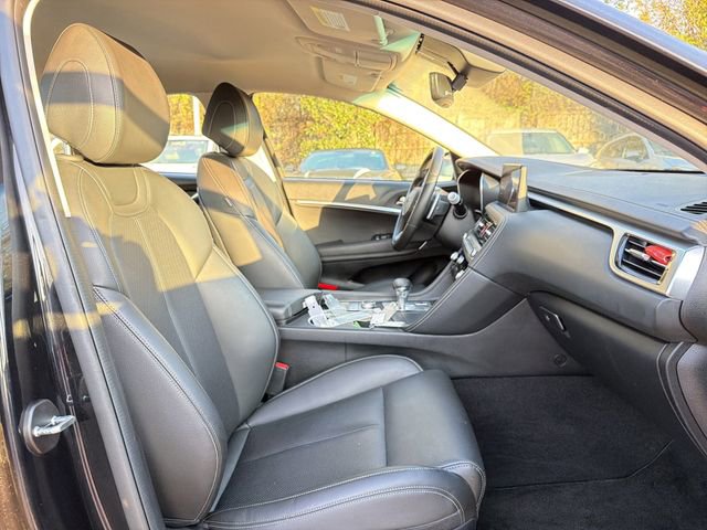 Used 2025 Genesis G70 2.5T image 19