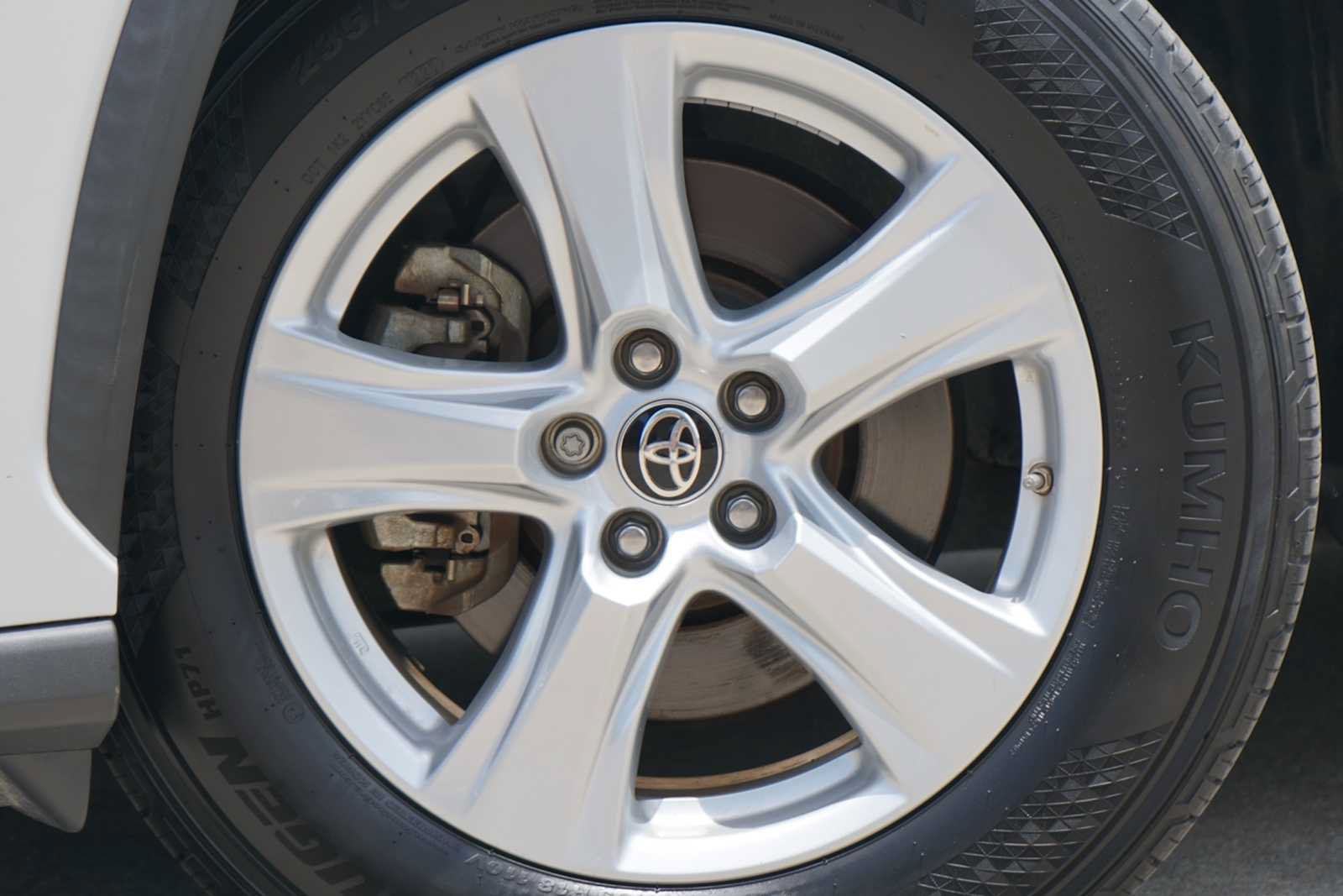 Used 2021 Toyota Highlander L FWD image 2