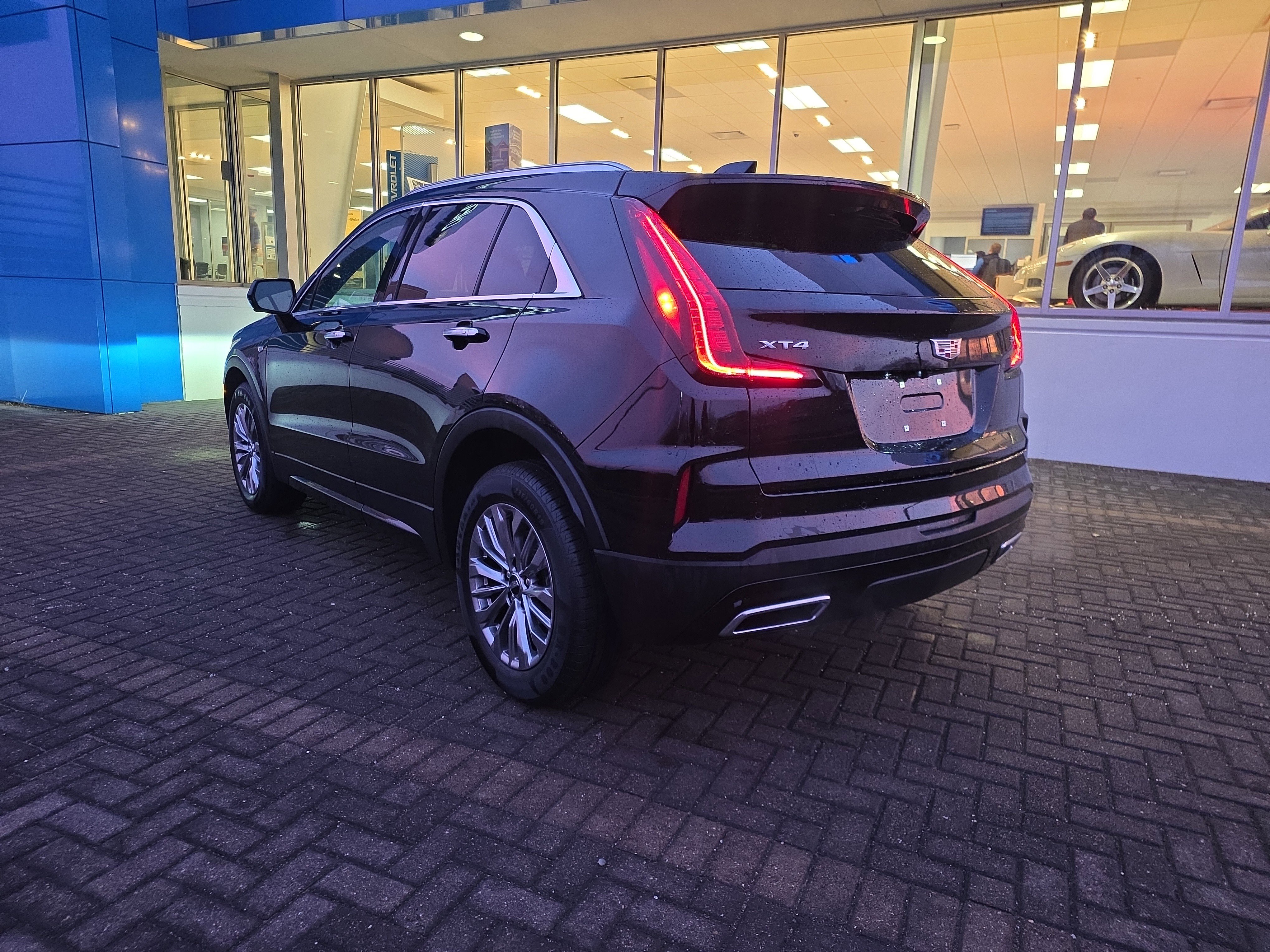 Used 2025 Cadillac XT4 Premium Luxury image 3