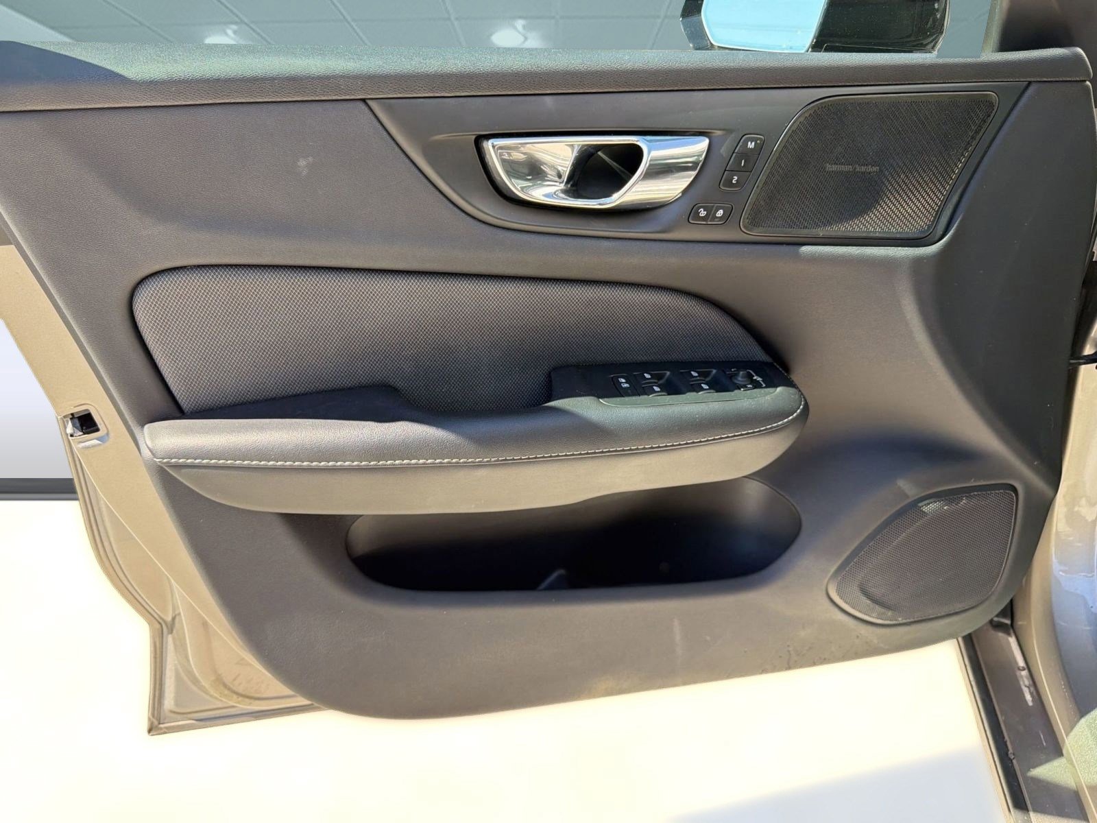 Used 2019 Volvo S60 T5 R-Design image 21